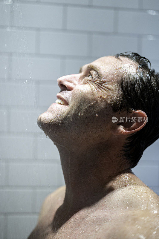 中年健康男子淋湿，洗澡或洗澡