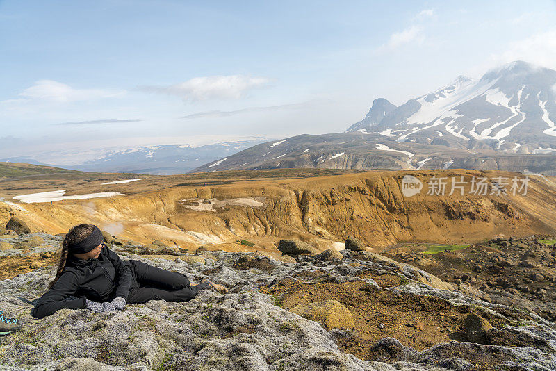 阳光明媚的日子里，妇女们躺在赫维拉达里尔地热区的苔藓上