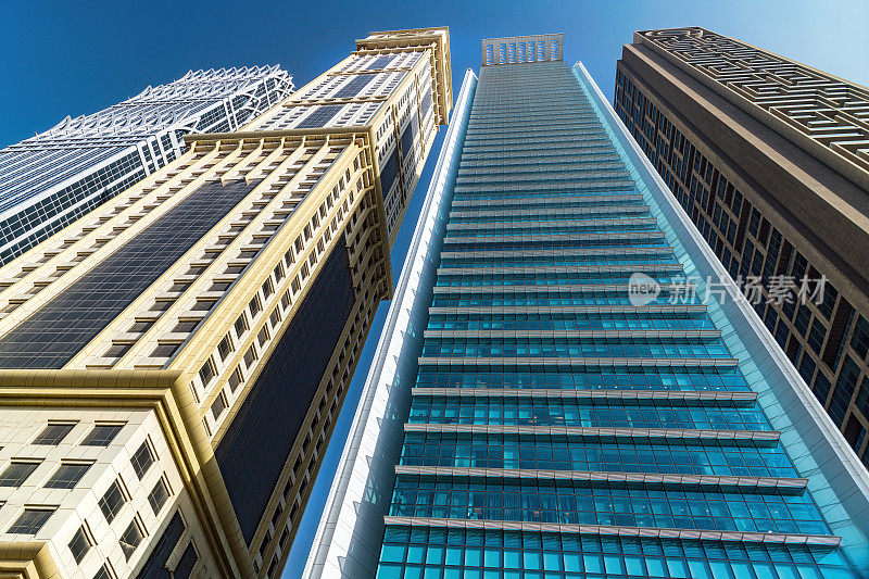 阿联酋迪拜办公楼的抽象未来主义反映
