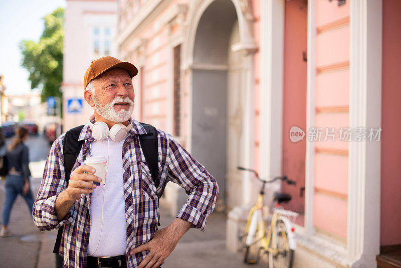 一个年老的人在旅途中