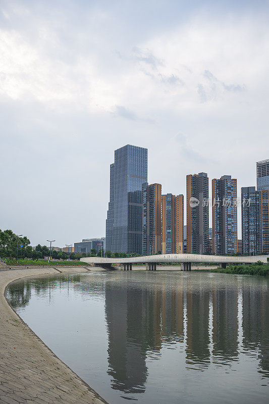 银田河沿岸的现代城市建筑