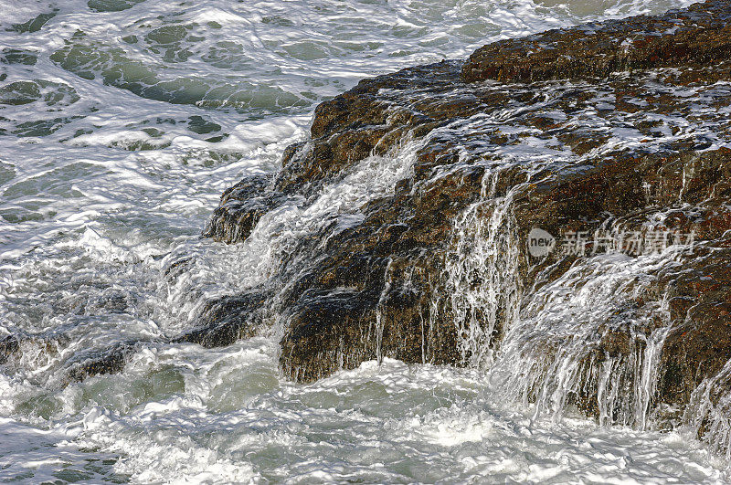 汹涌的海浪冲击着岩石海岸