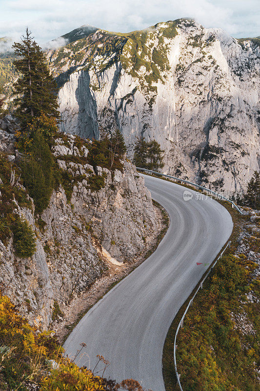 空旷的乡村公路蜿蜒在奥地利的山上
