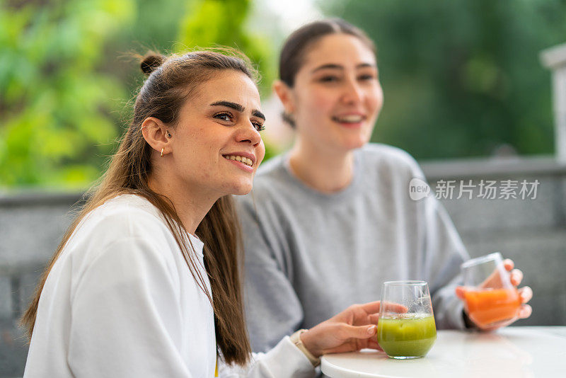 女友喝健康果汁