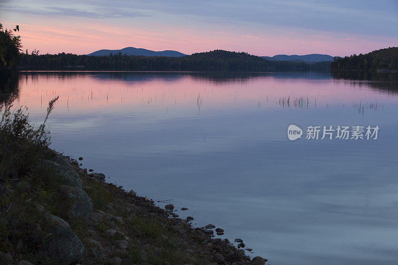 湖上的日落