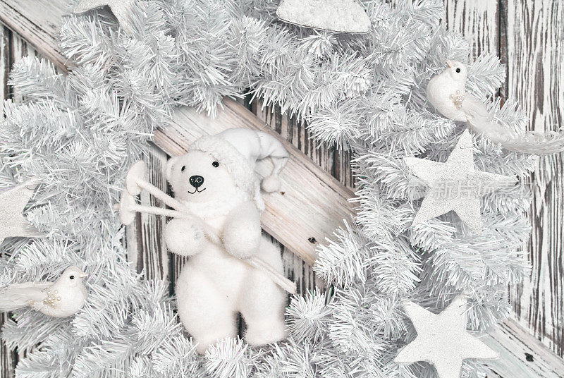 圣诞组成。白松花环与泰迪熊在旧的白色木制背景