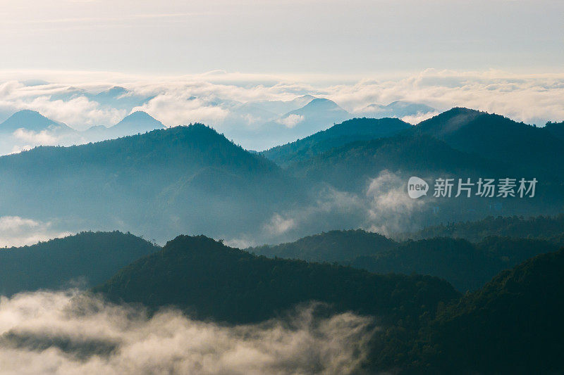 清晨山雾鸟瞰图