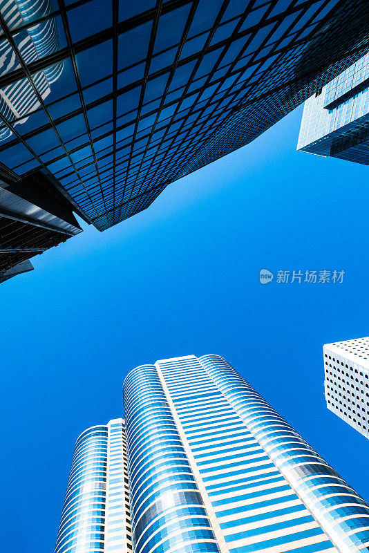 就在香港市中心现代金融摩天大楼的正下方
