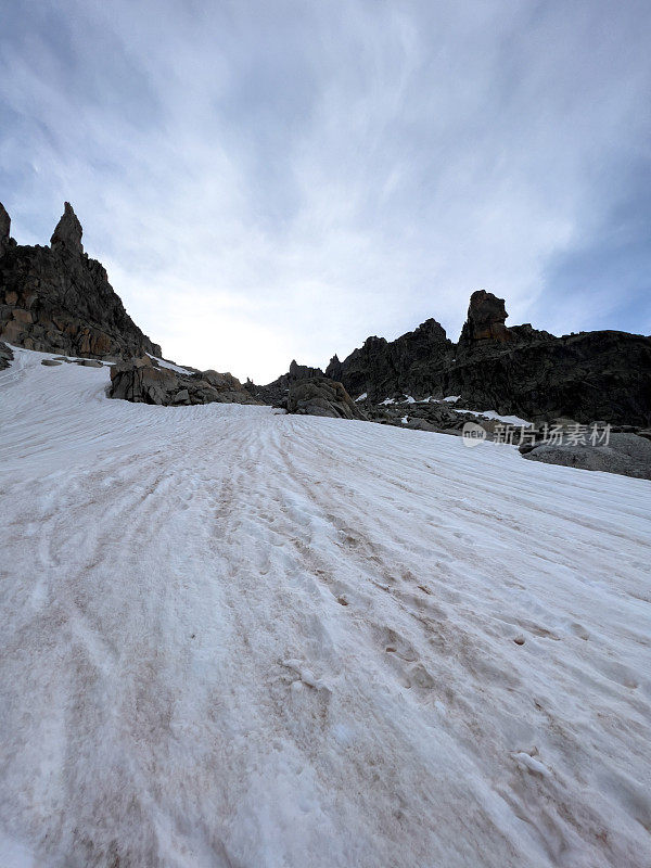 瑞士白雪覆盖的山峰