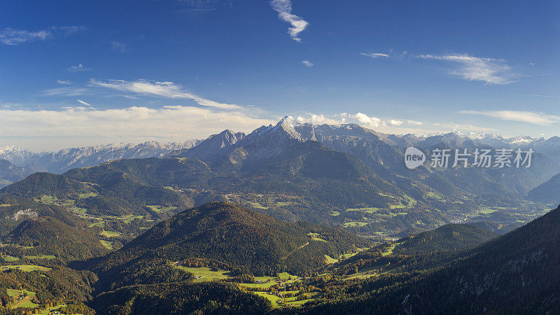 贝希特斯加登鸟瞰图，Watzmann和Hoher山Göll为背景