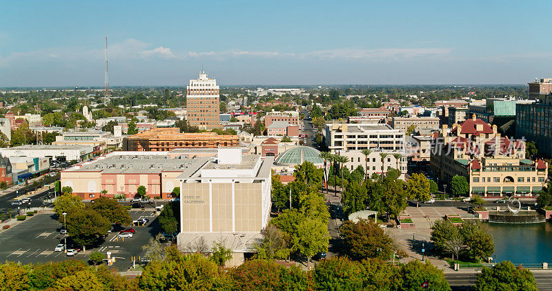 加利福尼亚州斯托克顿市中心政府大楼的航拍照片