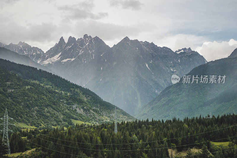 从森林俯瞰群山