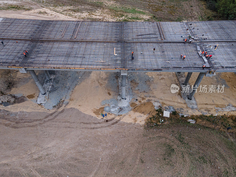 建设高速公路。道路施工现场鸟瞰图。