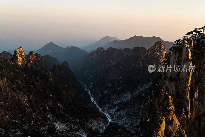 日出时分的黄山奇景