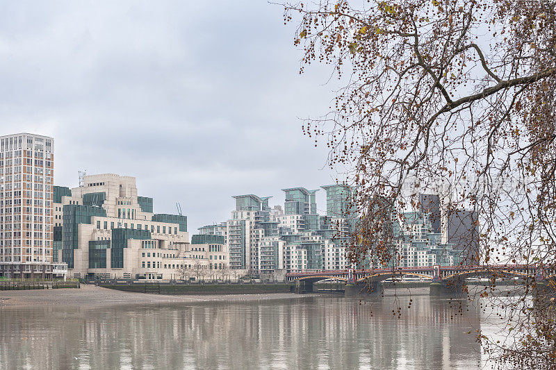 伦敦冬季城市景观与泰晤士河和南岸沃克斯豪尔桥