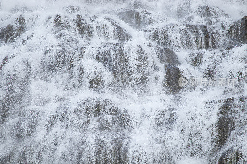 Dynjandi瀑布水纹理。冰岛美丽纯净的大自然。强大的山河背景。巨大的水流，无限的自然能量。欧洲旅行。去哪儿都可以。高质量的照片。