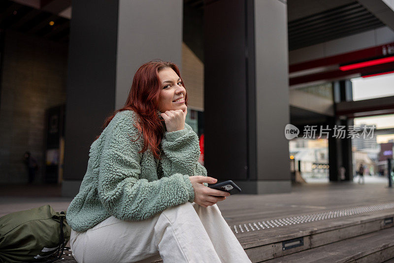 年轻女子在城市放松的肖像