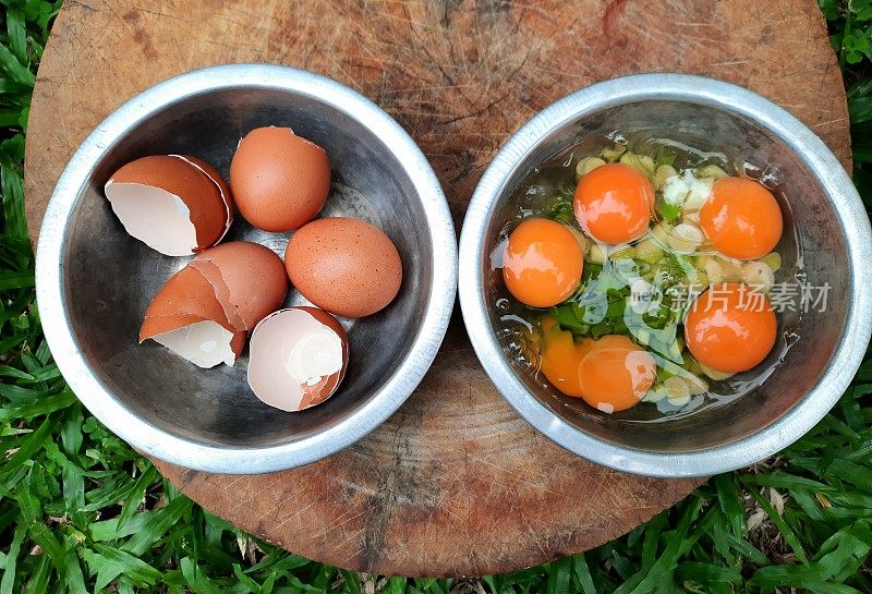 用大蒜韭菜煎蛋卷-食物准备。