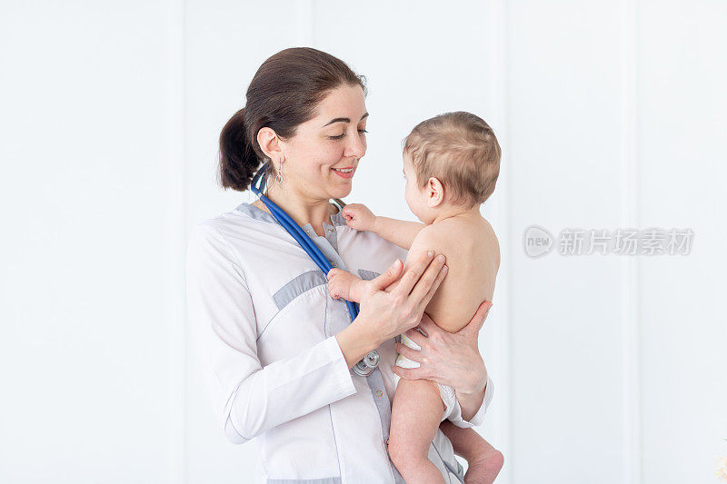 儿科，医生检查男婴，医学与健康的概念