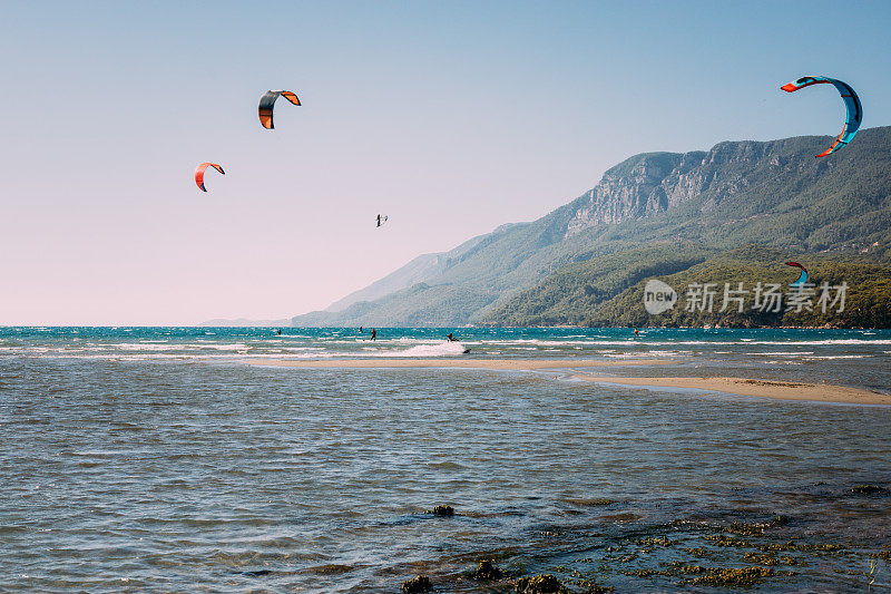 在爱琴海著名的Akyaka海岸放风筝。库存图片