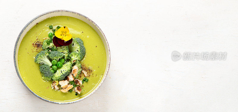 绿色的汤。西兰花奶油汤。健康的素食菜。俯视图