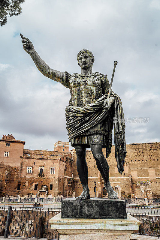 罗马广场上的奥古斯都皇帝雕像