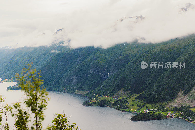 挪威雄伟峡湾的夏天