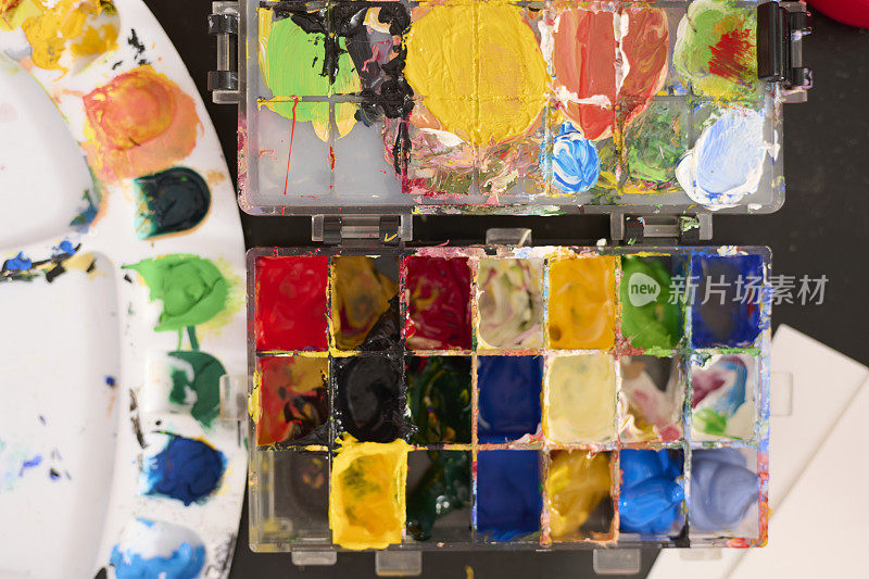 艺术家工作室里色彩缤纷的调色板。