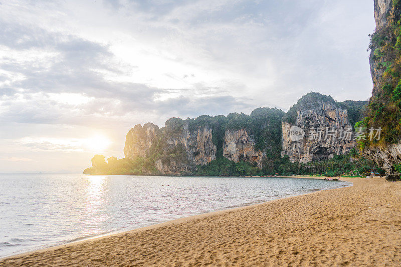 泰国甲米被喀斯特地貌包围的田园诗般的海滩