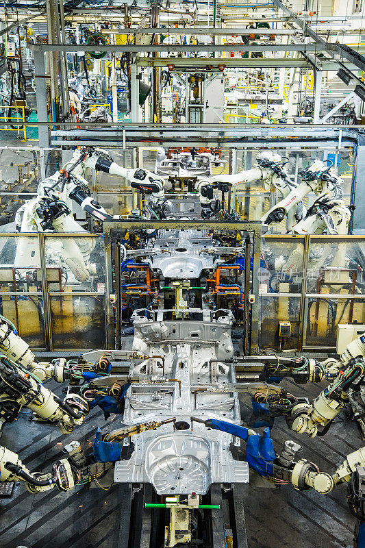汽车工厂正在生产的汽车