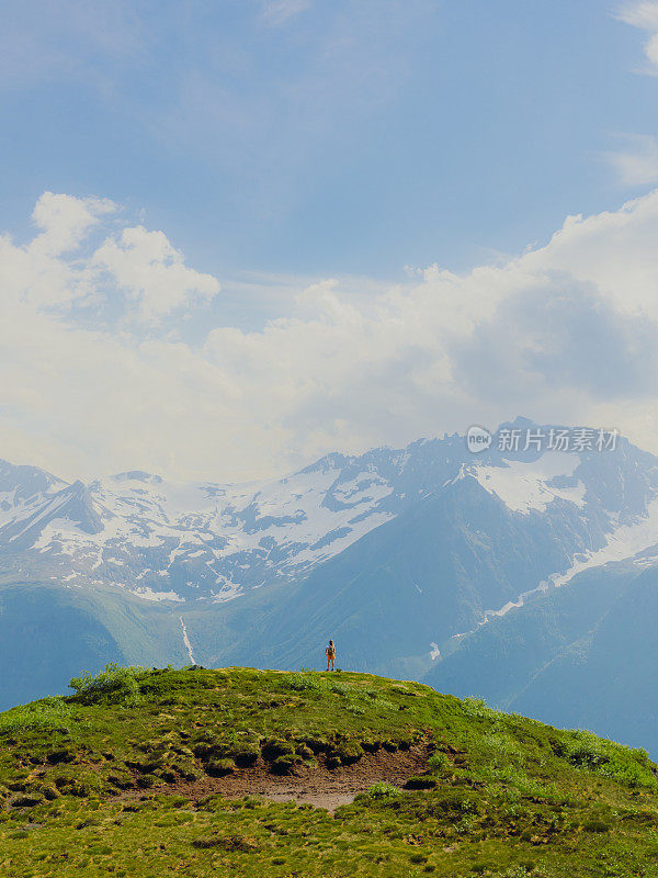 女子在远距离徒步旅行与背景风景秀丽的森莫尔阿尔卑斯山在挪威