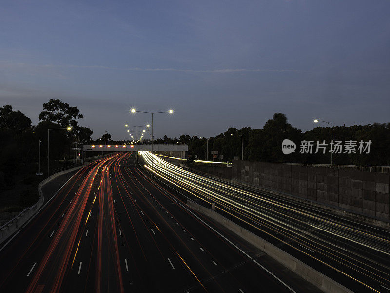 夜间城市多车道高速公路