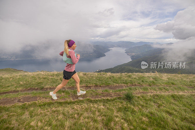 登山运动员攀登山脊