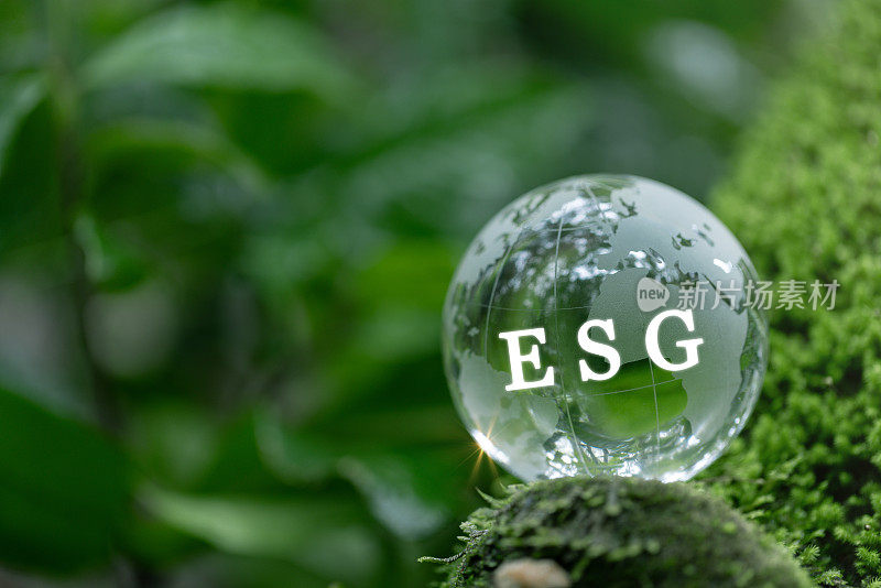 接近ESG字与水晶地球在自然背景。环境、社会和公司治理概念。自然Сonservation，生态，社会责任和可持续发展。