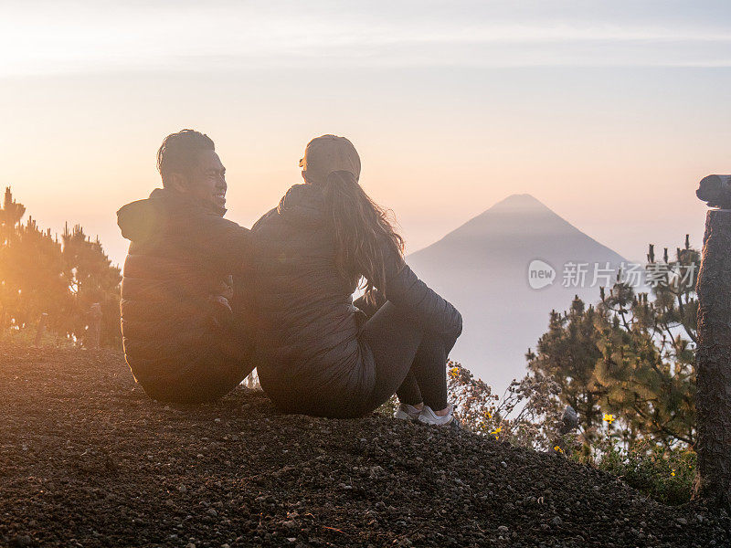 一对夫妇观赏火山