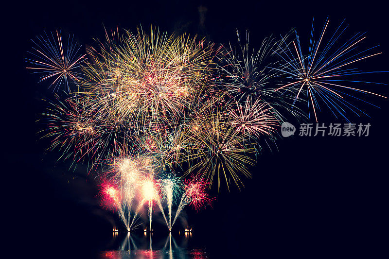 国庆节期间，美丽多彩的烟花在水面反射的河流上燃放