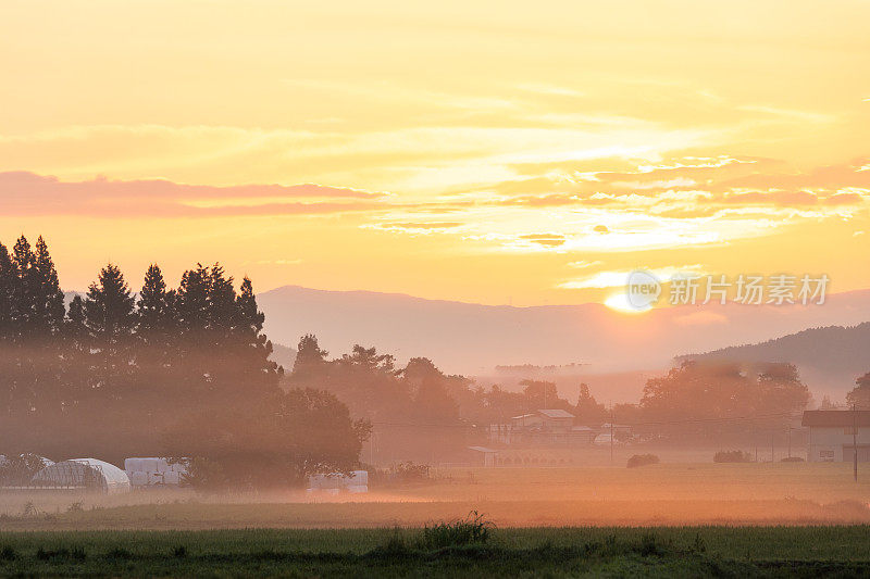 雾蒙蒙的日本乡村夏日日出