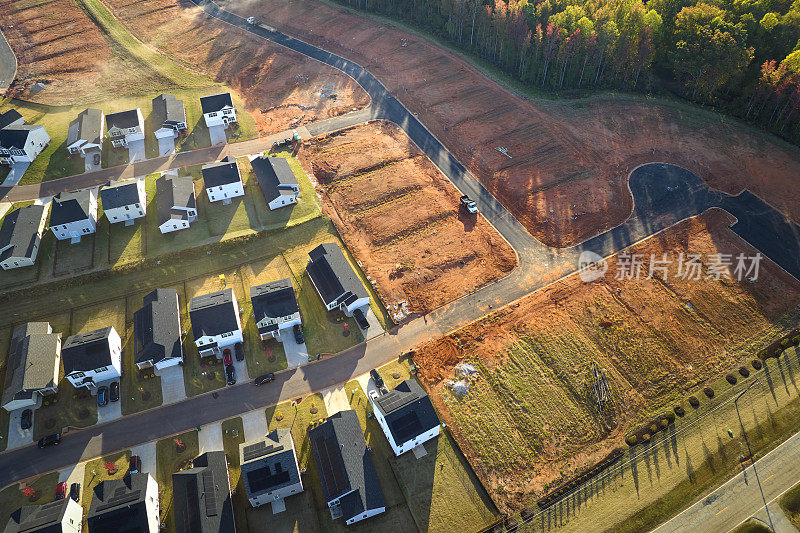 南卡罗莱纳建筑工地鸟瞰图，新房屋密集。家庭住宅作为美国郊区房地产开发的范例