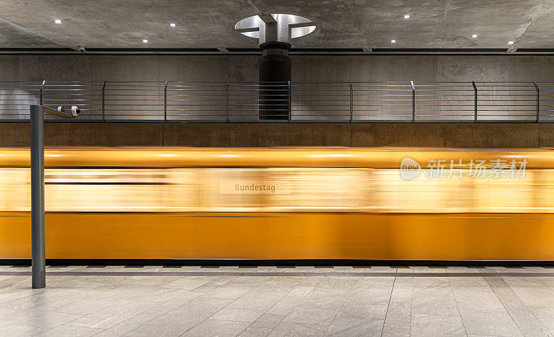 德国联邦议院地铁站到达柏林地铁的模糊画面
