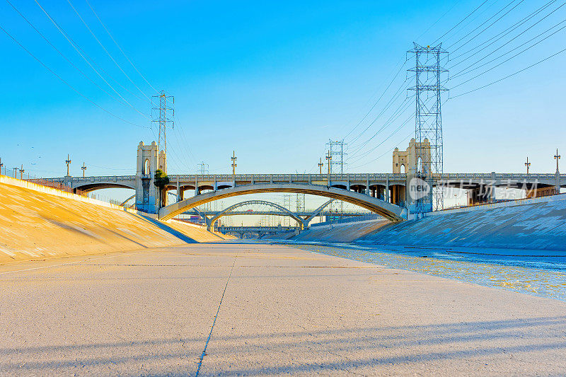 洛杉矶河遗产:第六街大桥和电线