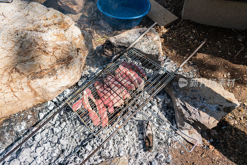 烤架上的肉躺在石头上