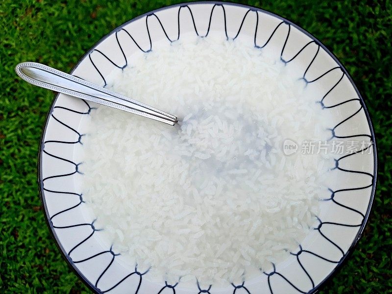 盘子里的米粥。