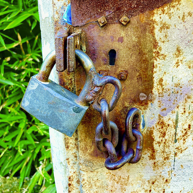 带链子的生锈的旧挂锁