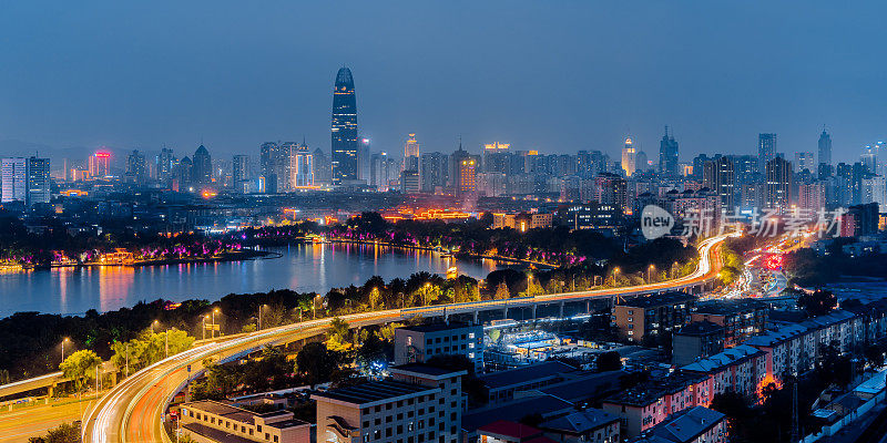 中国山东济南，大明湖和高架桥的夜景