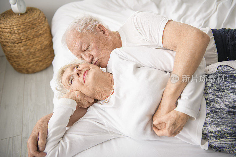 80岁的老夫妇一起在床上放松