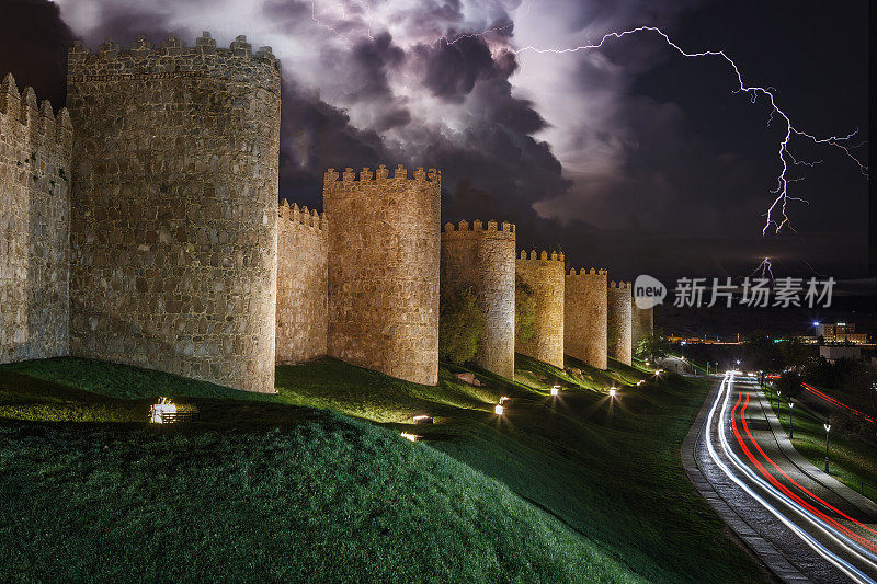 阿维拉的城墙，暴风雨即将来临。
