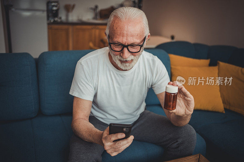 一位年长的白人男性正在接受药物治疗，服用降压药