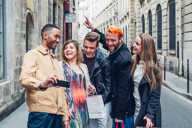 一群朋友游览巴黎，用智能手机相机捕捉记忆