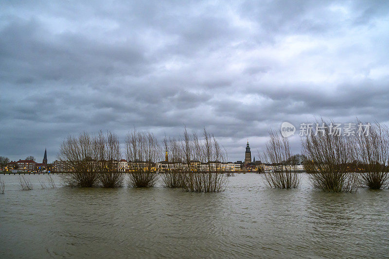 大雨过后，祖特芬的艾塞尔河水位高