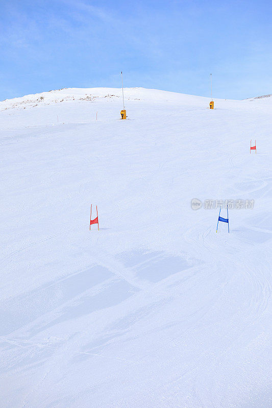 空空如也的滑雪跑道上有几扇门。超级滑雪冬季运动。大回转滑雪，完美的雪道，新鲜准备的雪道，滑雪胜地。雪山白云石超级滑雪场。滑雪胜地。塞拉隆达，意大利，欧洲